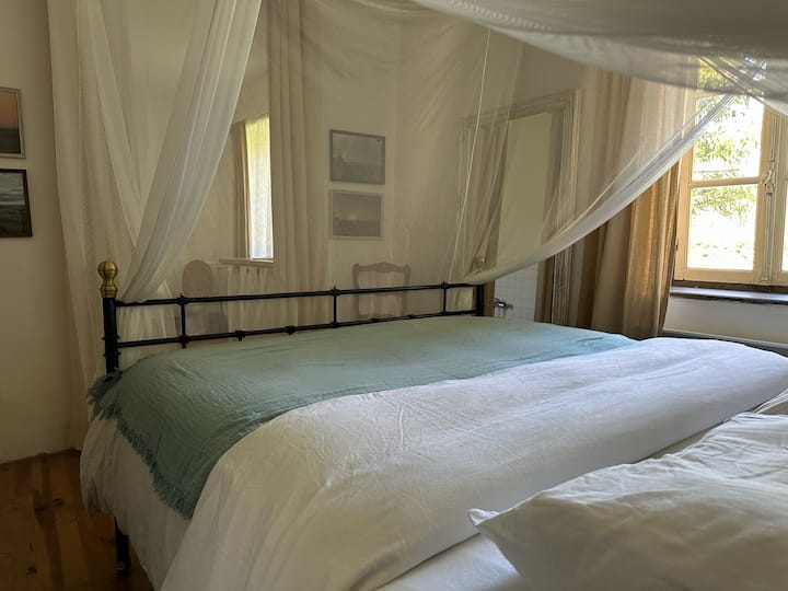 Master chumba cha kulala, 160 x 200 cm (5 miguu 4 inchi upana na 6 miguu 6 inchi kwa muda mrefu) na bafu ensuite. 