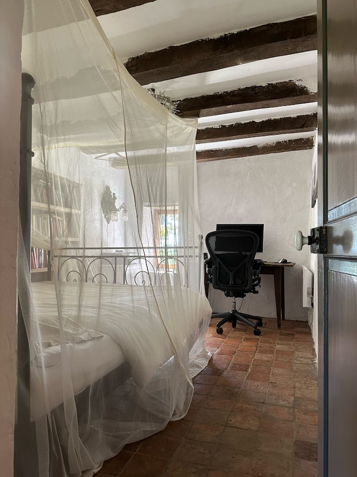 Chumba cha kulala cha pili chenye ofisi na mwonekano wa bustani