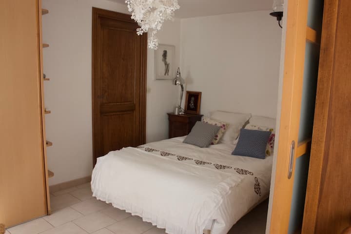 1 cama 140 /190  con baño
habitación vista piscina