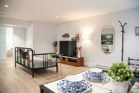 Top performing Airbnb: Brand New 2 Beds Suite near White Rock& US Boarder in South Surrey