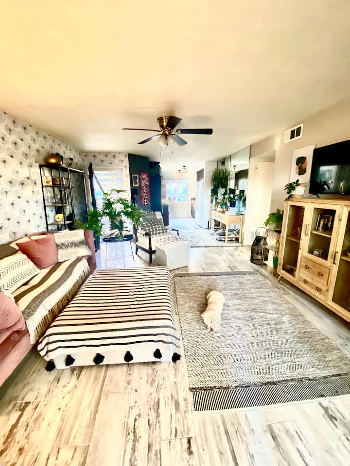 Artful Plant-filled 
Beach Rtreat W/ Pvt Backyard! - Ladera Ranch, CA