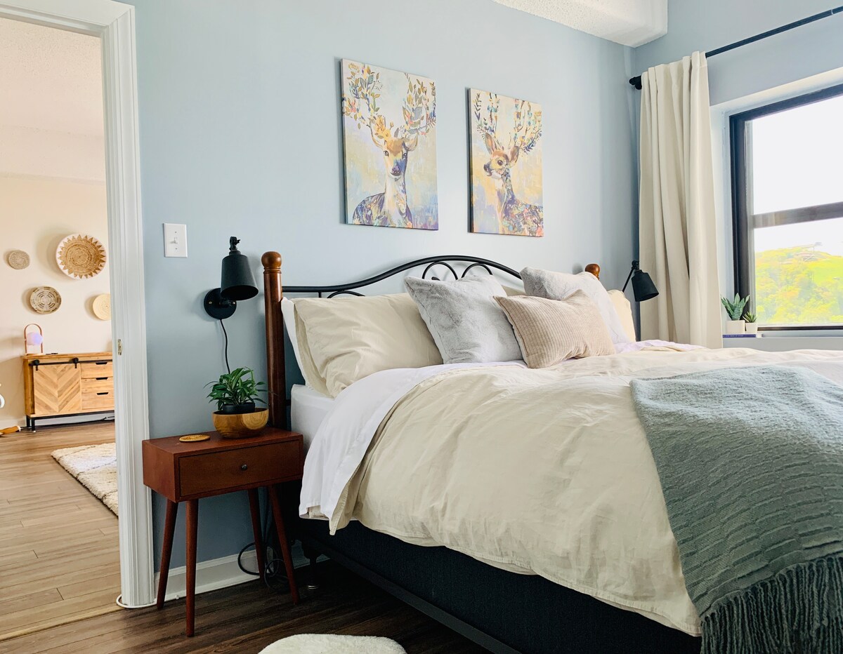 Голем мајстор со брачен кревет и сопствена бања со голем туш со плочки, голем телевизор и повторно неверојатен поглед! 
Овој кондоминиум има спални соби со поделен план за максимална приватност! 