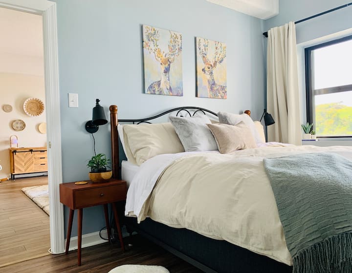 มาสเตอร์ขนาดใหญ่พร้อมเตียงขนาดคิงไซส์และห้องน้ำในตัวพร้อมที่อาบน้ำกระเบื้องเต็มรูปแบบขนาดใหญ่ทีวีขนาดใหญ่และวิวที่น่าตื่นตาตื่นใจเหล่านั้นอีกครั้ง! 
คอนโดนี้มีห้องนอนแบบแยกส่วนเพื่อความเป็นส่วนตัวสูงสุด! 