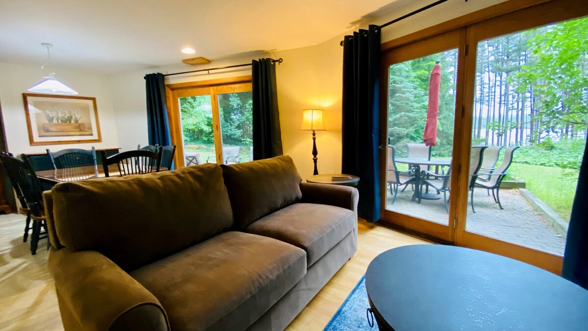 Rodinná izba na nižšej úrovni s francúzskymi dverami na terasu s jedálenským a posedením. Krásny výhľad na jazero Laurel.