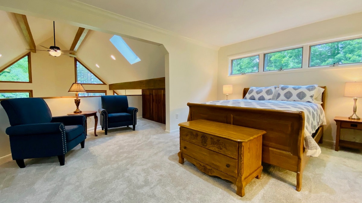 Loftová spálňa s priestorom na posedenie.