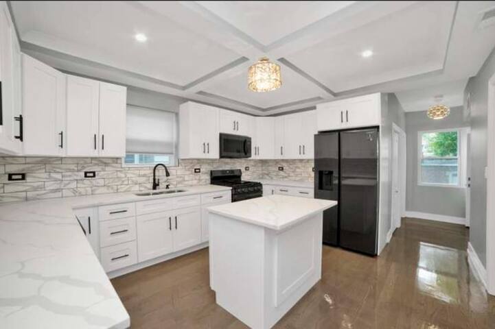 Gorgeous 7BD Home w/ Garage gallery image 4