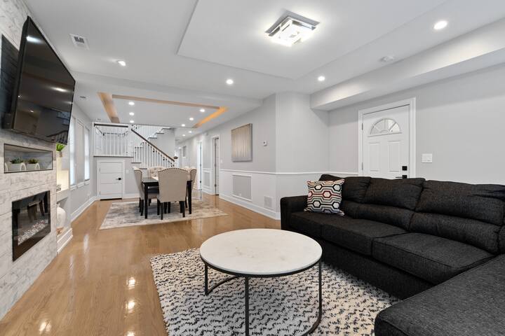 Gorgeous 7BD Home w/ Garage gallery image 5