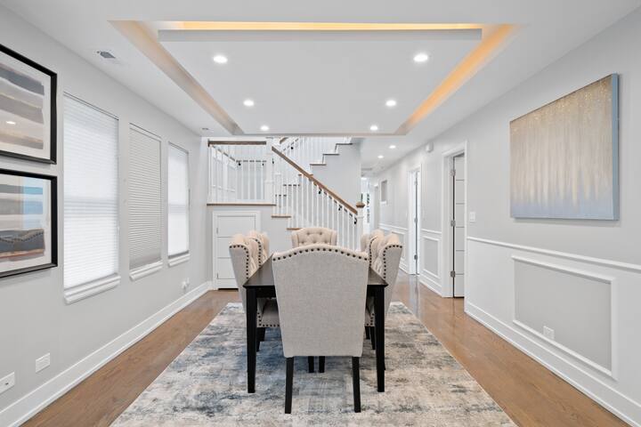 Gorgeous 7BD Home w/ Garage gallery image 3