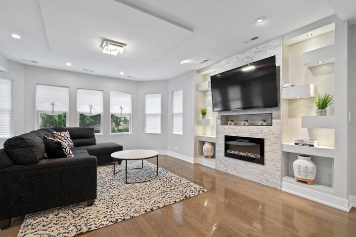 Gorgeous 7BD Home w/ Garage