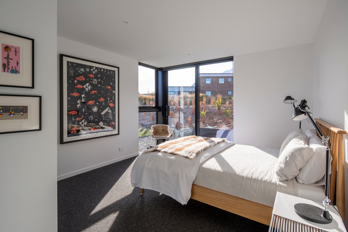 Druga bračna soba na katu s punim sadržajima, uključujući garderober, noćne svjetiljke i prekrivač od alpaka