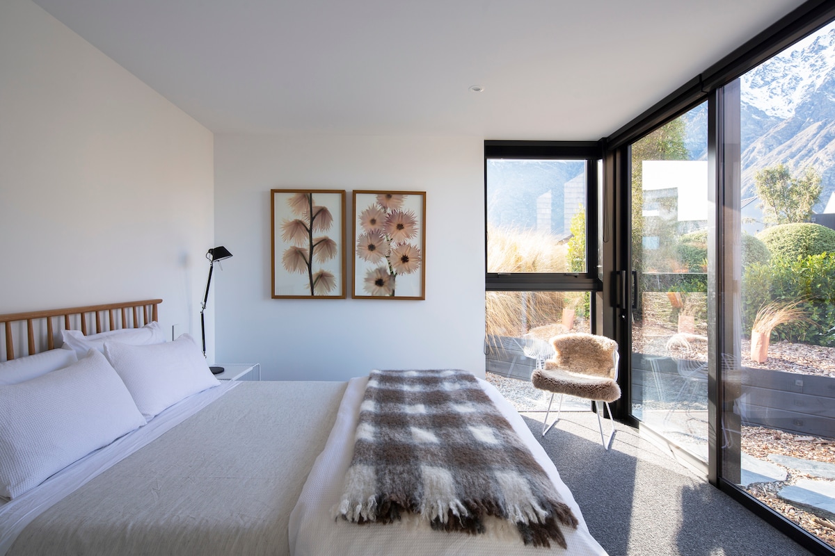 Atraktivna spavaća soba u prizemlju s novim bračnim krevetom, noćnim lampama, alpakama, garderoberom i umjetničkim radovima