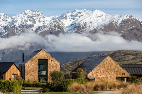 Shinglehouse Queenstown remarkable mountain views.