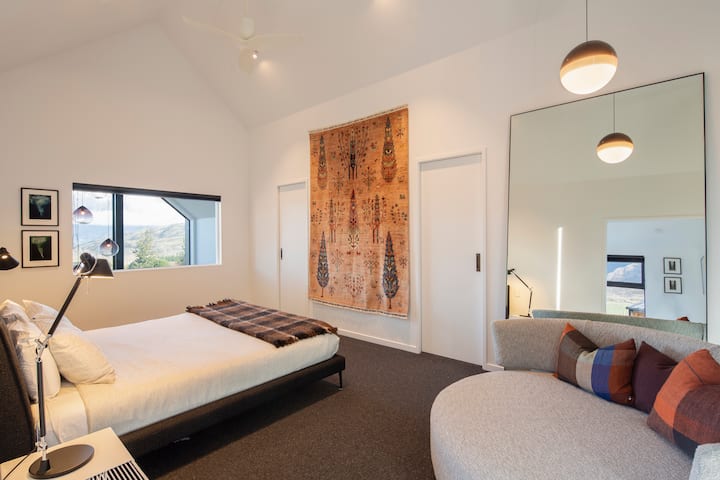 The master bedroom has a super king bed, an ensuite bathroom, walk-in wardrobe and wonderful views of Lake Wakatipu and the mountains.