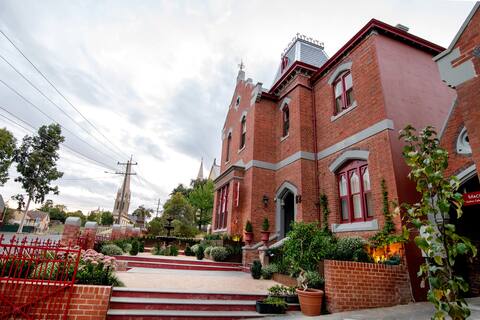 The Residence of MacKenzie Quarters
CBD Bendigo