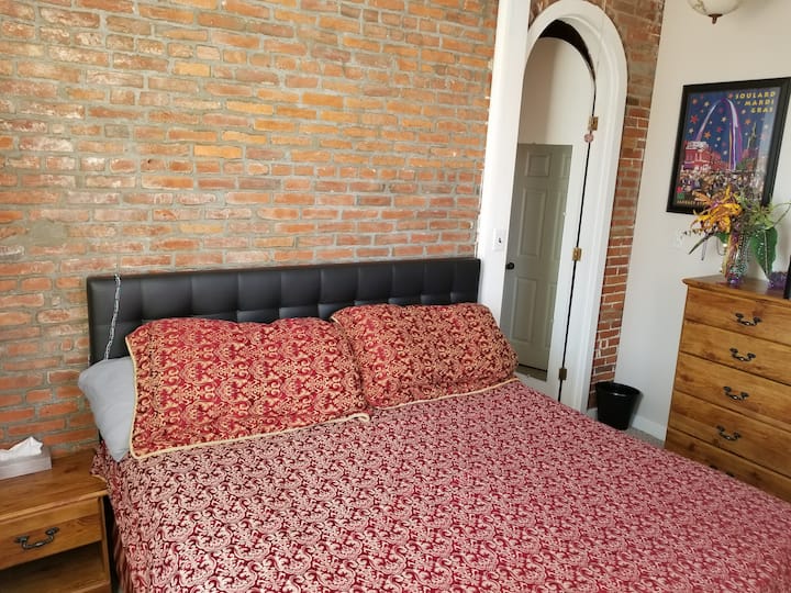 Lovely 3 bedroom in the heart of Historic Soulard Apartments for Rent