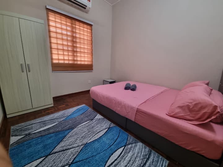 ห้องนอน 2 - เตียงควีนไซส์สะดวกสบายพร้อมผู้เข้าพัก 2 คน