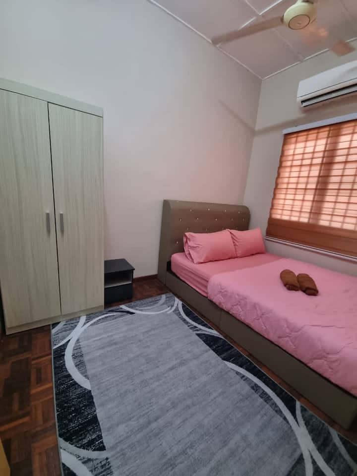 ห้องนอน 3 - เตียงควีนไซส์สะดวกสบายพร้อมผู้เข้าพัก 2 คน