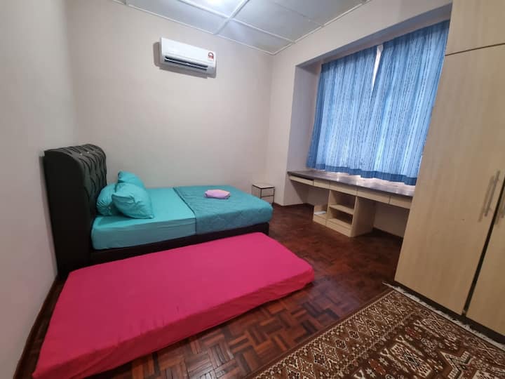 ห้องนอนใหญ่ (ห้องนอน 1) 
เตียงควีนไซส์พร้อมเตียงเดี่ยวบนพื้นพอดีสำหรับผู้เข้าพัก 3 คนมีห้องน้ำในตัวเพื่อความสะดวกสบาย