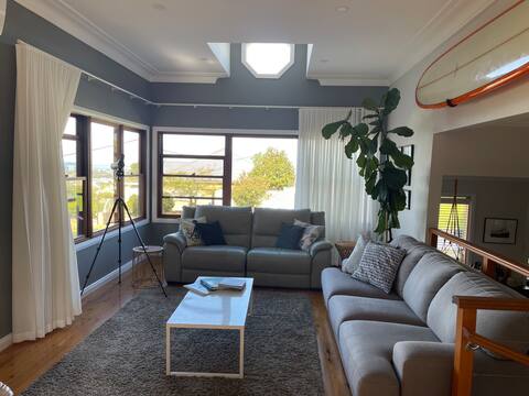 Successful Airbnb property: Ocean View Spa Hideaway-late check out available in Wollongong City Council