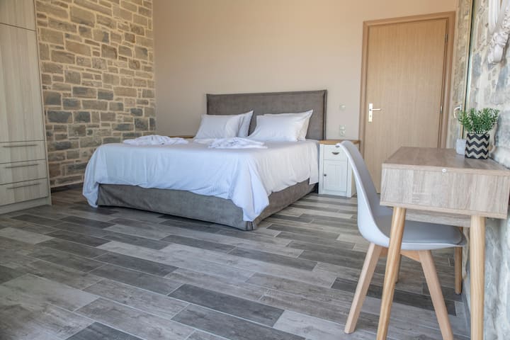 dhoma e sipërme kryesore e gjumit me krevat dopio shumë të rehatshëm