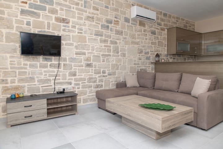 divan me smart TV në sallon