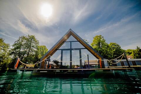 House on the water FM - Black pearl