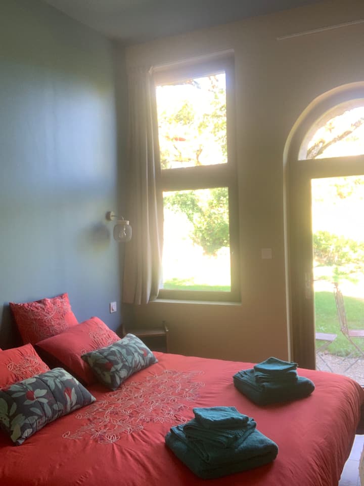 Chumba cha Bluu, 
Kitanda cha Mfalme (au vitanda 2 90X200), 
godoro la hali ya juu, 
kifua cha droo na kabati. 
Mtazamo wa basilica na mashamba ya mizabibu