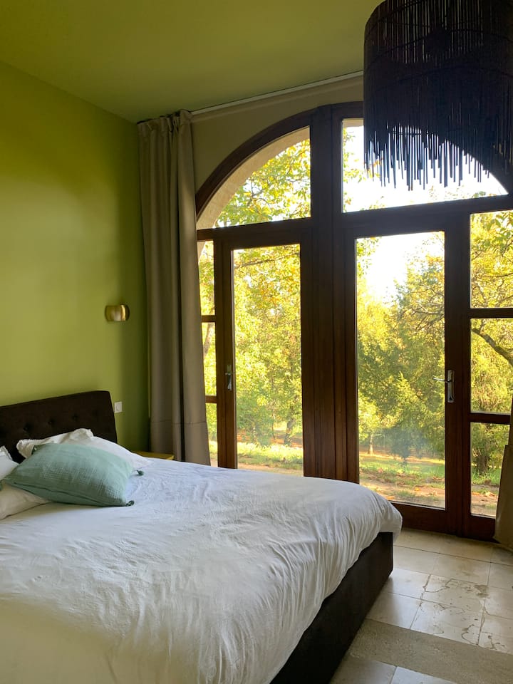 Chumba cha kijani, 
kitanda cha ukubwa wa mfalme, godoro la kumbukumbu ya hali ya juu, 
kabati la nguo, WARDROBE. 
Mwonekano wa bustani