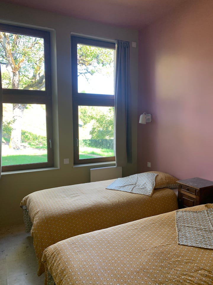 Chumba cha kulala cha rangi ya waridi, 
vitanda vya 2 90X200 (au kitanda cha ukubwa wa mfalme), 
godoro la hali ya juu,
kifua cha droo na kabati. 
Mtazamo wa basilica na mashamba ya mizabibu