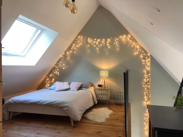 Disfruta de noches agradables en esta habitación amueblada como dúplex de 20 m² con cama doble de 140 x 190 cm, vestidor y baño.