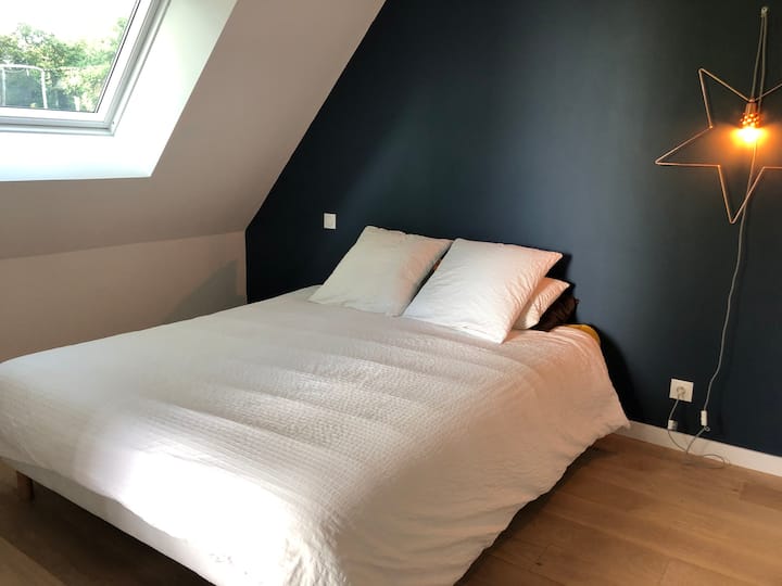 160 cm de ancho, 200 cm de largo… En esta cama tamaño «queen» se duerme profundamente.