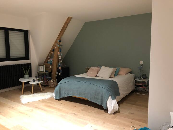 Esta elegante habitación está equipada con una generosa cama doble (140 x 190 cm).