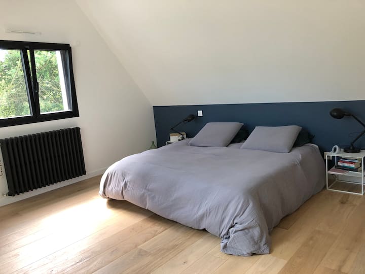 En esta acogedora habitación se pueden colocar 2 camas individuales una al lado de la otra para ofrecerte una cama king size con dimensiones XXL.

Pequeño “+”: un televisor para las noches rico en emociones.
