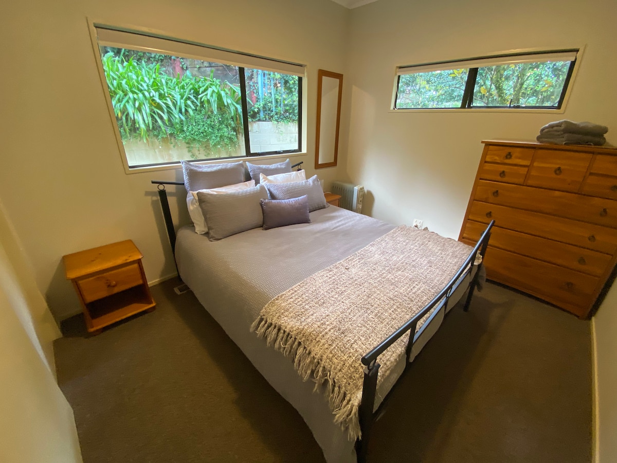 Dhoma e gjumit 2 është ngjitur me dhomën e gjumit 3 dhe banjën kryesore në katin përdhes.  Krevat dopio "queen" me dyshek të ri, tetor 2021.