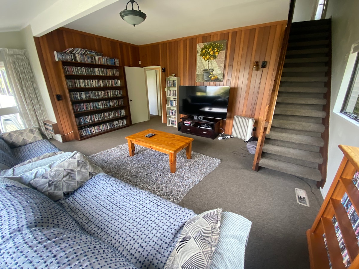 Salla e televizorit ka TV 65 inç dhe mbi 1000 DVD plus Sky Sport, Netflix, Neon dhe You Tube Premium.