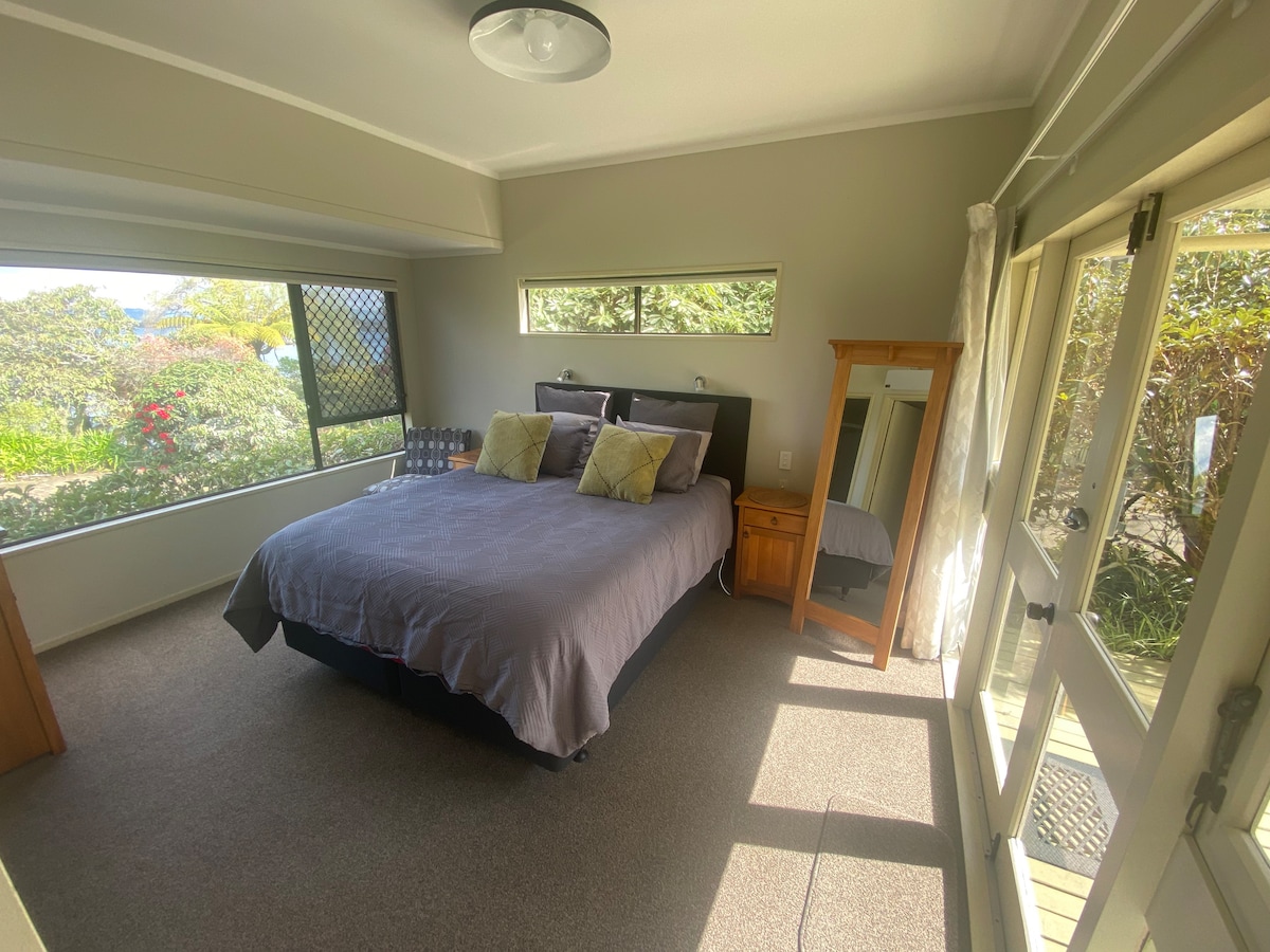 Dhomë gjumi master ka ensuite, shëtitje në gardërobë, kuvertë ngjitur dhe pamje të mrekullueshme nga liqeni