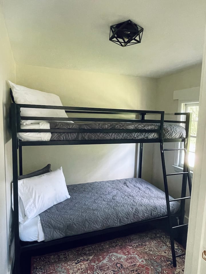 Sovrum #4 är mycket litet (perfekt för barn). Det har en dubbelsäng över en dubbelsäng.