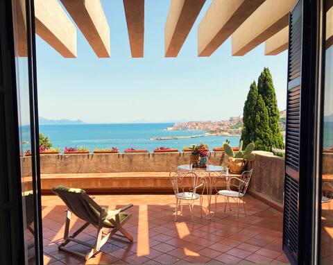 Attic in Gaeta centro, terraces overlooking the sea 360°