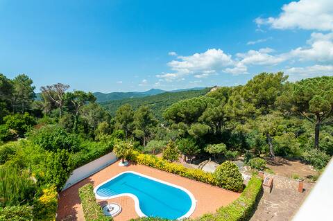 NEW! 16 bed villa with big pool and 3000m2 garden!