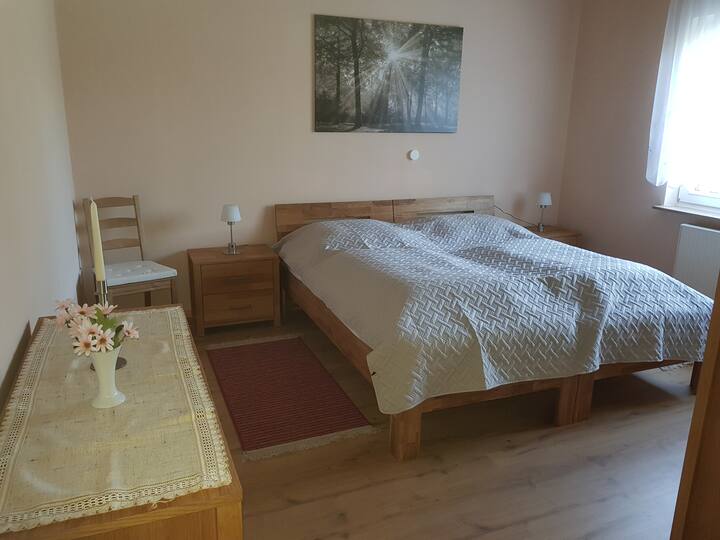 Леглото може да бъде поставено и като 2 единични легла