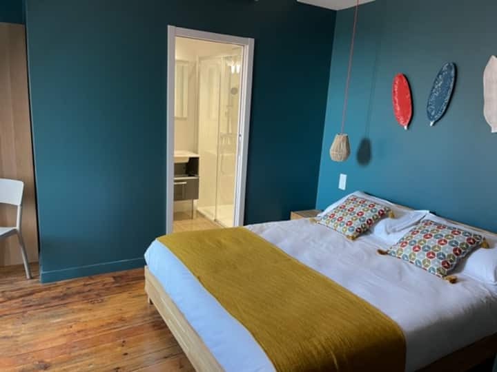 Queen-Size-Bett aus Schlafzimmer 1, klimatisiert, mit direktem Zugang zum ersten Bad.