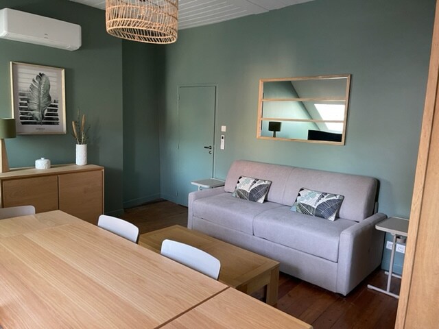 Sofa inabadilika kuwa kitanda cha ukubwa wa malkia sebuleni