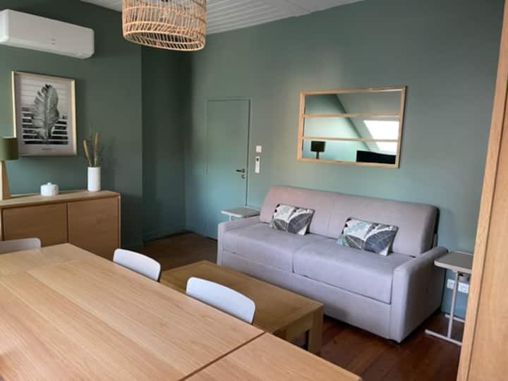 Sofa umwandelbar in ein Queen-Size-Bett im Wohnzimmer