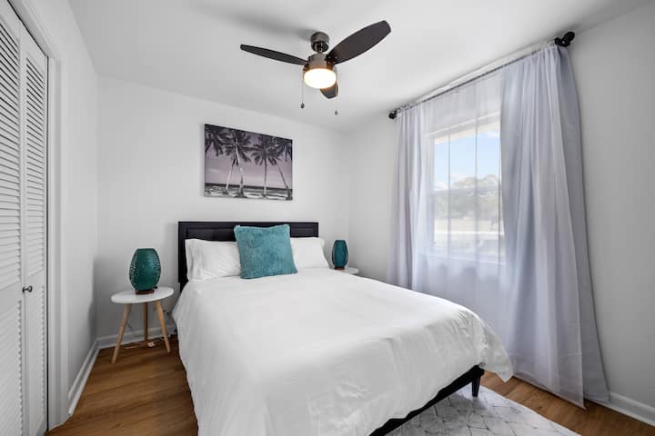 Chumba hiki cha kulala chenye starehe kina kitanda cha starehe cha kifahari cha kifahari cha kutulia na kupumzika baada ya siku ndefu ya shughuli.