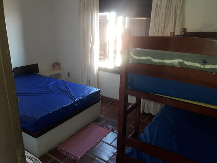 Horná spálňa s manželskou posteľou, poschodovou posteľou a vstavaným šatníkom