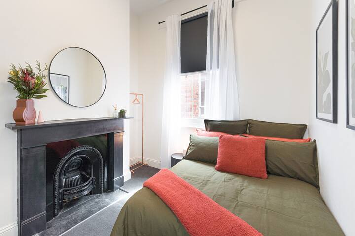 Stylish 3BR house | Steps to Smith St Cafes & Bars gallery image 5