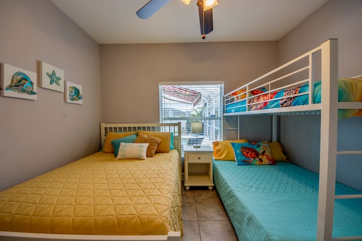 1 queen size bed and a twin/over full bunkbed