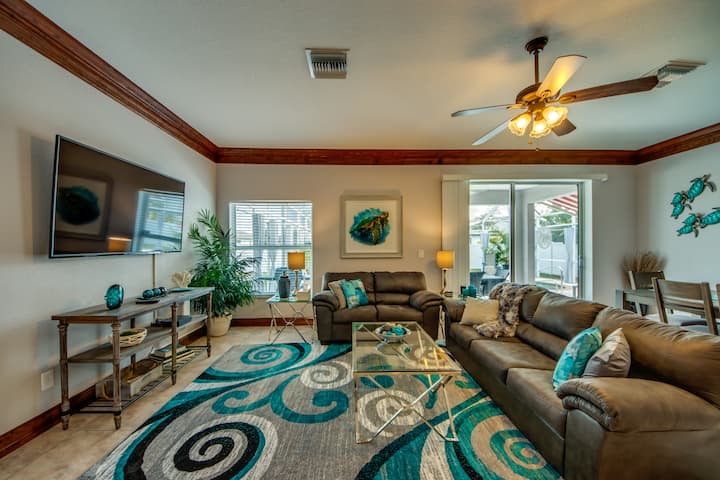 -plenty of comfy seating
-large TV w/ cable and access to all of the popular streaming apps like: Netflix, Prime Video, Peacock, etc.
