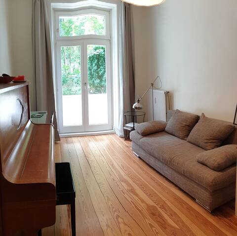 Successful Airbnb property: Beautiful 126 m² old building apartment with garden near Alster in Winterhude