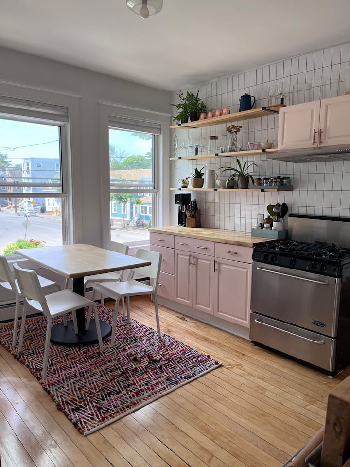 Ocean view condo with 2 free parking spaces Condominiums for Rent in